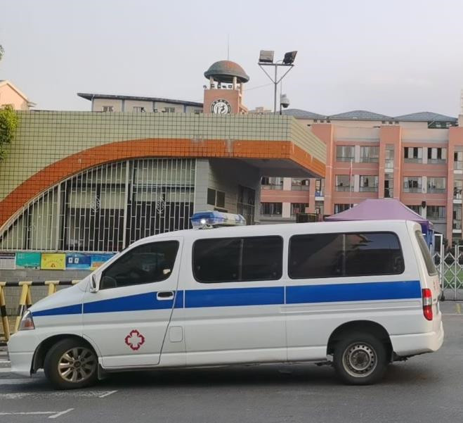 滨江救护车出租护送骨折病人一公里多少钱